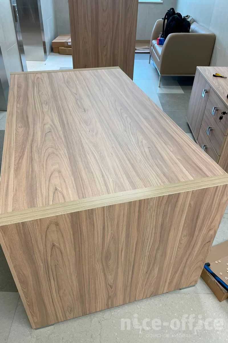 Стол письменный с симметричными опорами 160 Solid фото в интерьере 2