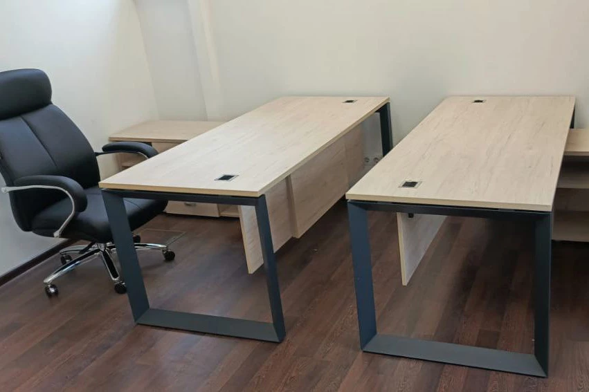 Стол для руководителя на О-образном м/к 1780x800x750 Onix Direct фото в интерьере 1