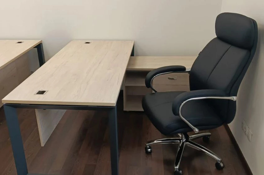 Стол для руководителя на О-образном м/к 1780x800x750 Onix Direct фото в интерьере 2